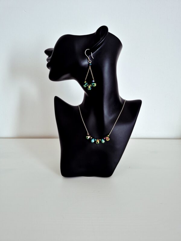 Parure en cristal facetté – Collier et boucles d’oreilles élégants.